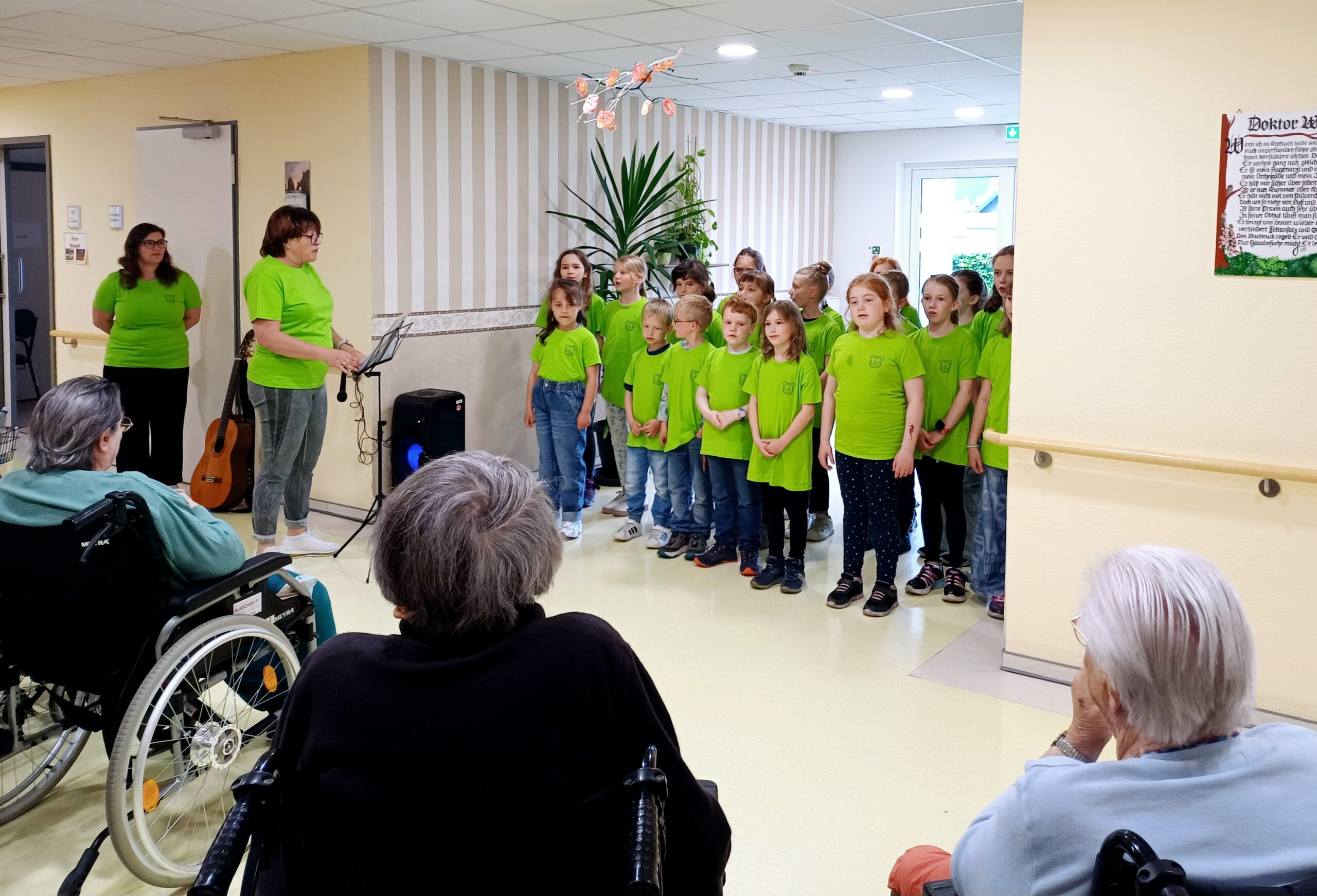 der Kinderchor wie er den Bewohner*innen etwas vorsingt