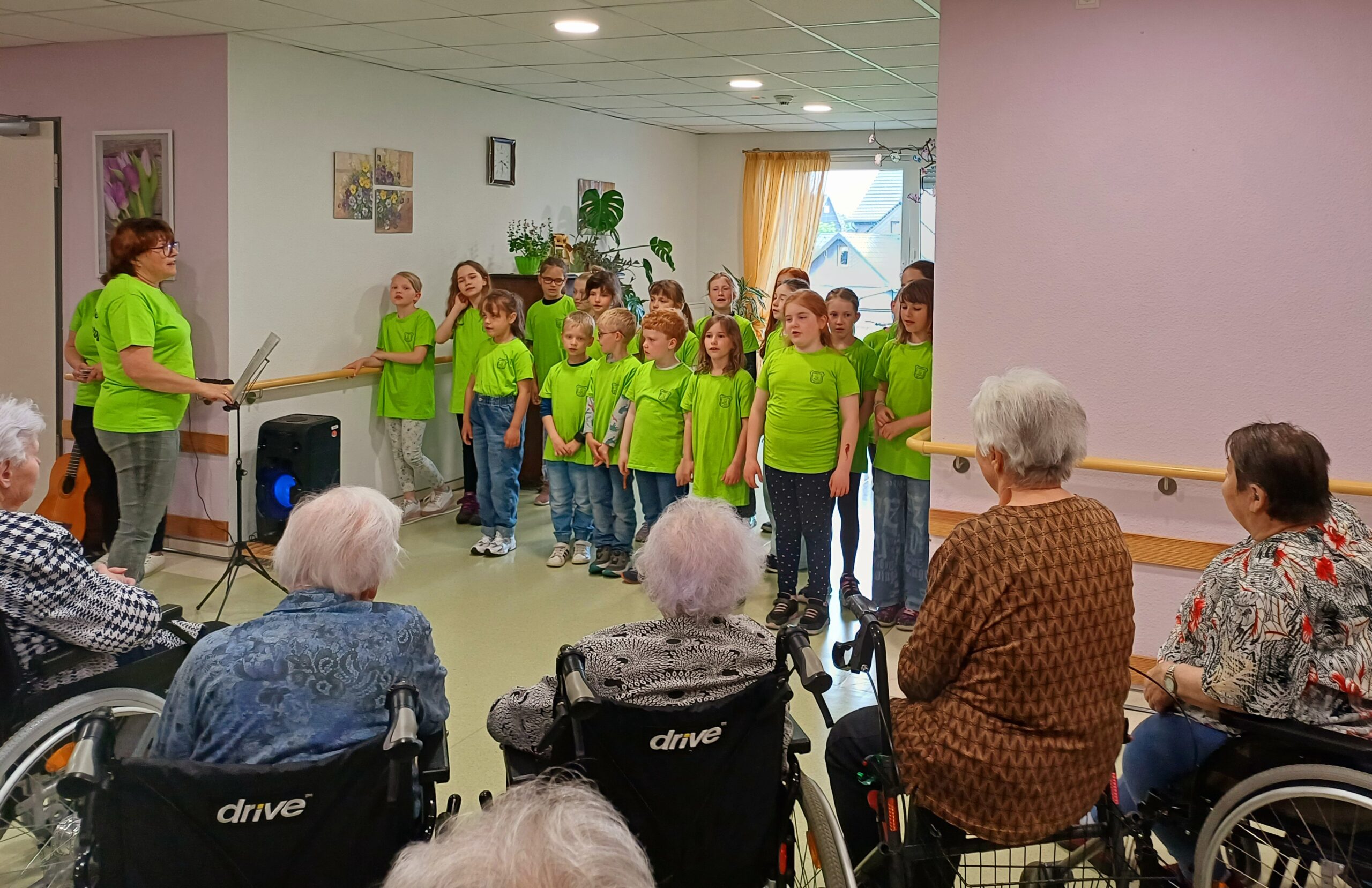 der Kinderchor wie er den Bewohner*innen etwas vorsingt