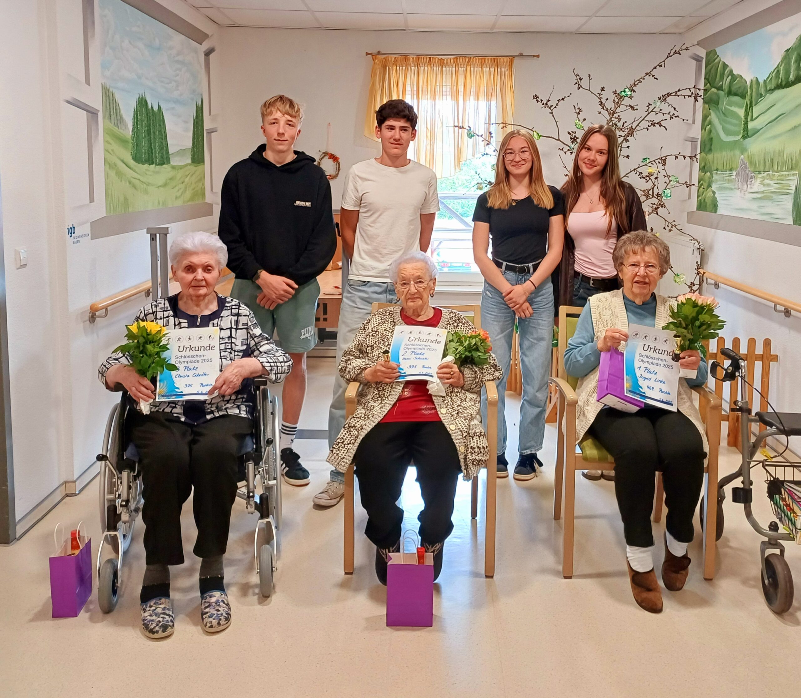 die Schüler*innen mit den Gewinnerinnen der Schlößchenolympiade