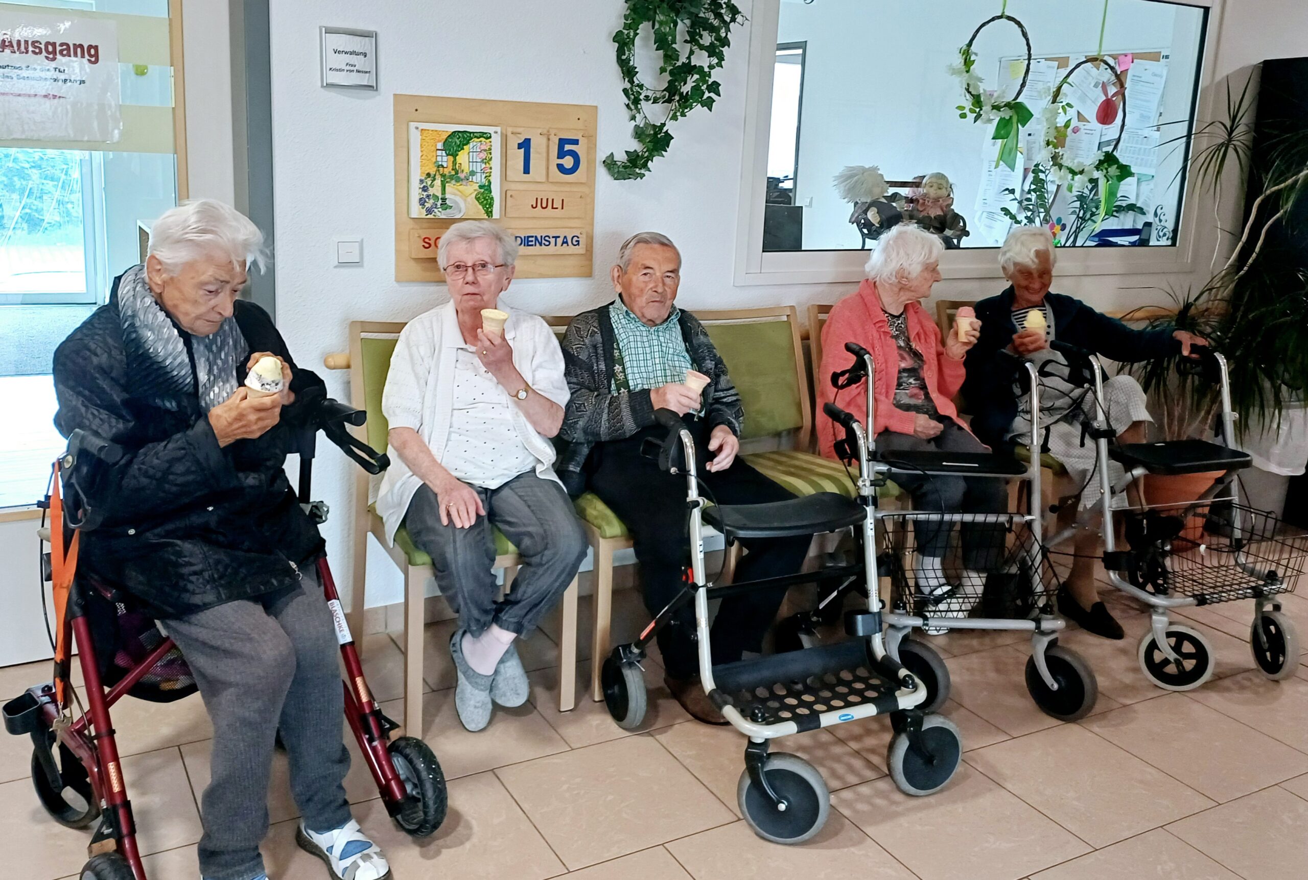 die Bewohner*innen essen ihr Eis