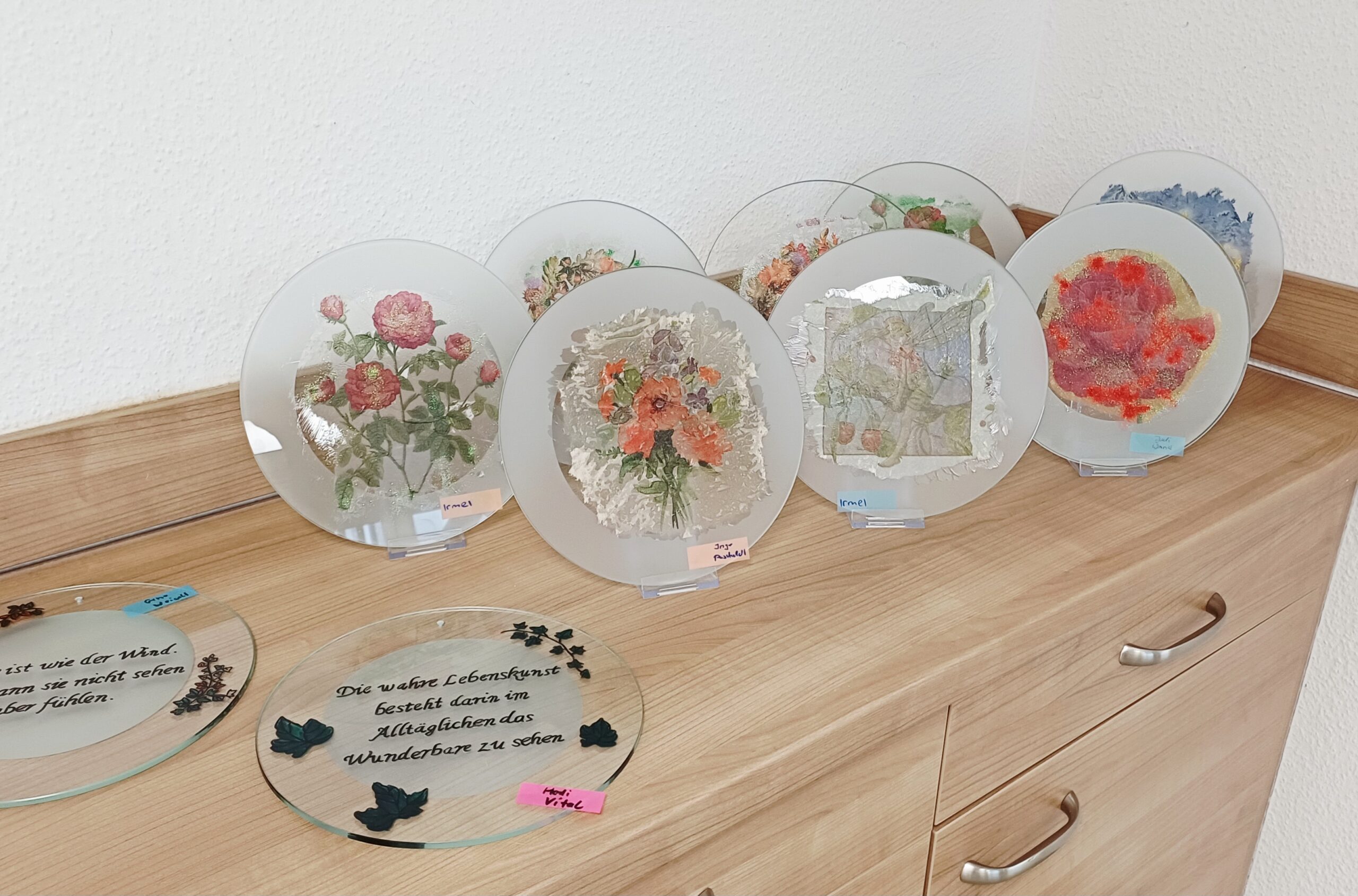 bemalte Glasscheiben mit Blumenmuster