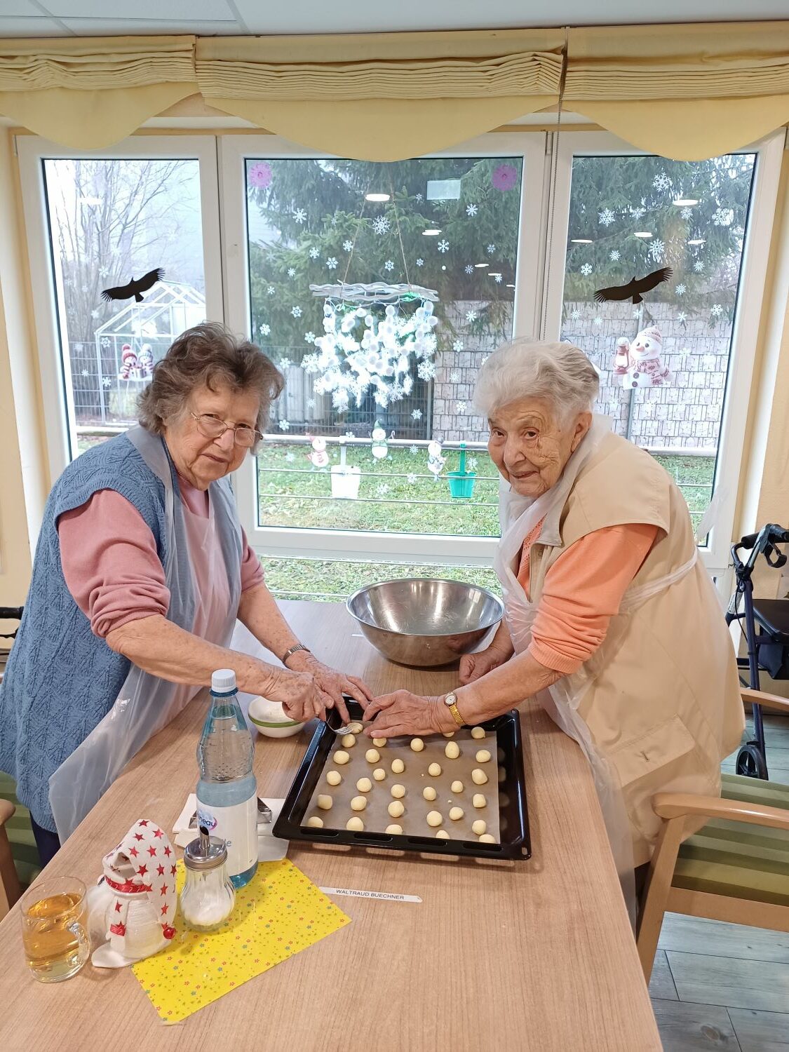 Bewohnerinnen backen Plätzchen