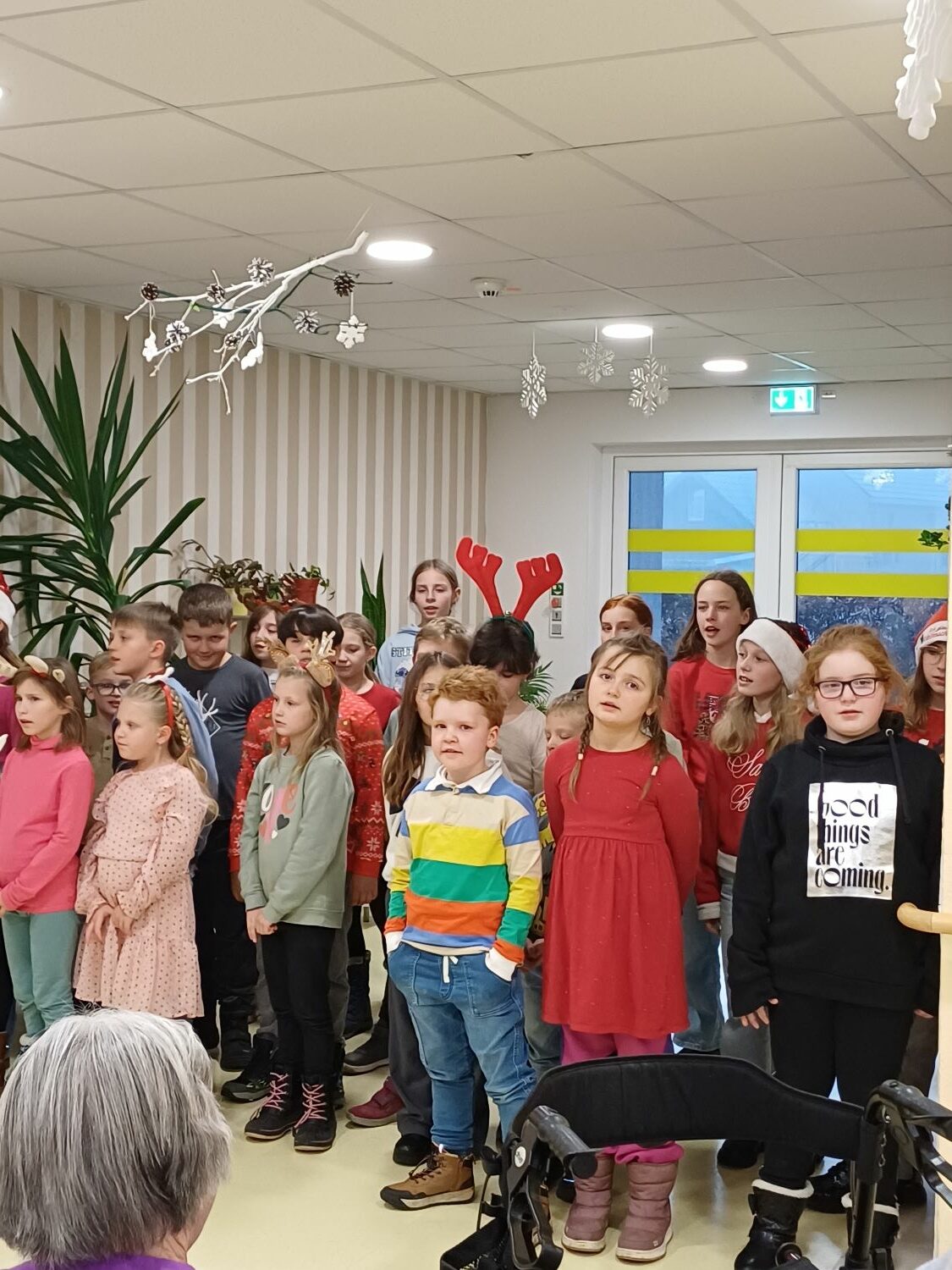 die Kindergartenkinder singen