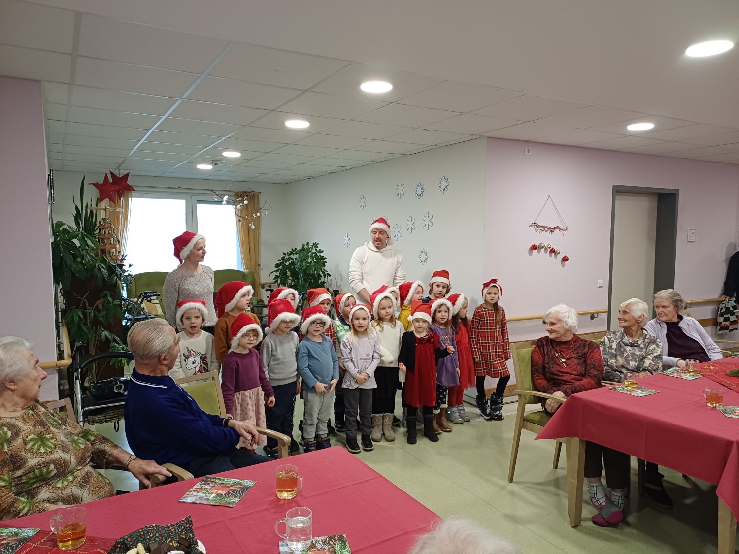 die Kindergartenkinder singen