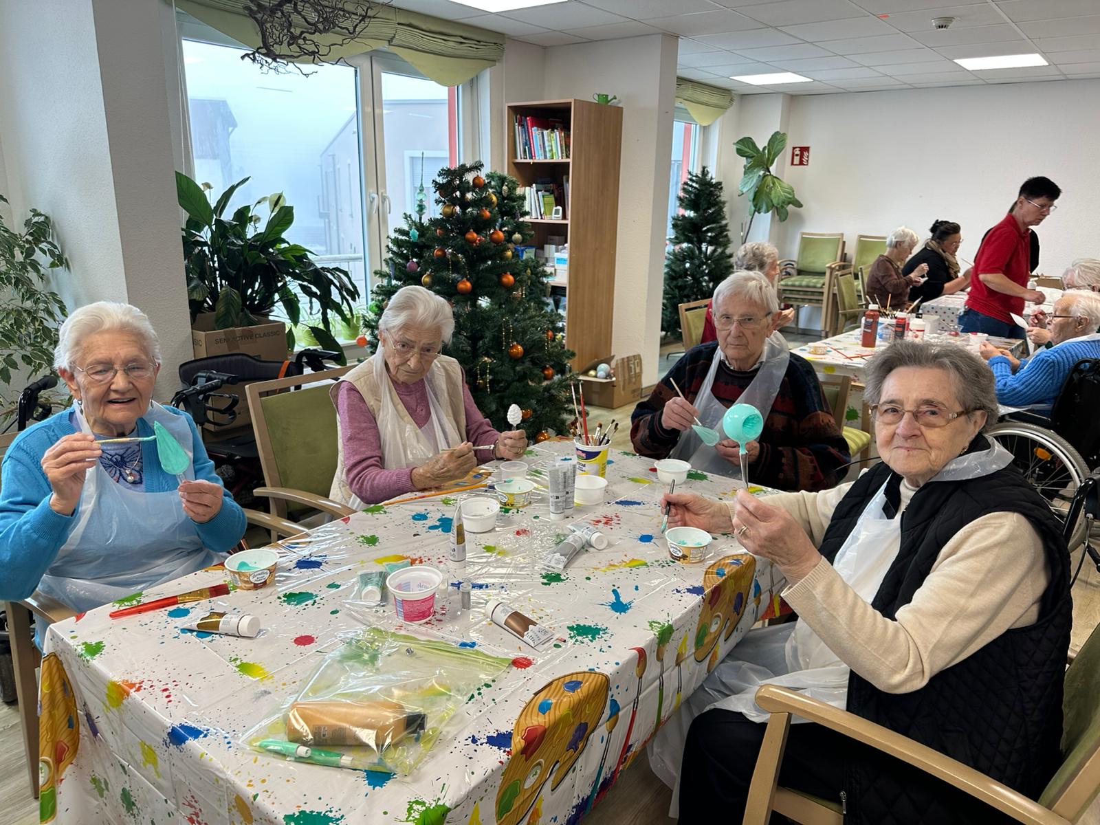 Bewohnerinnen basteln Winterdekoration